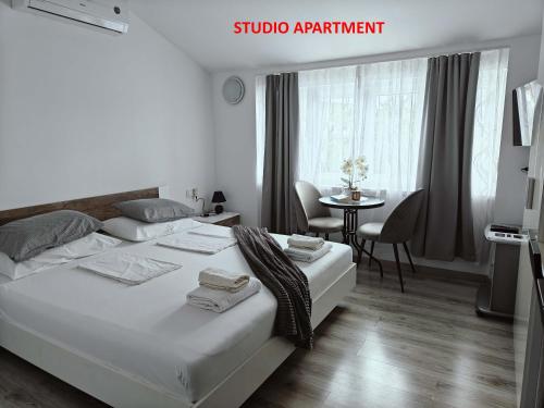 Ένα ή περισσότερα κρεβάτια σε δωμάτιο στο Apartments Miraflor, city center