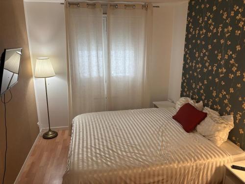 une petite chambre avec un lit et une fenêtre dans l'établissement Bel appart 3 ch centre et parking, à Tours