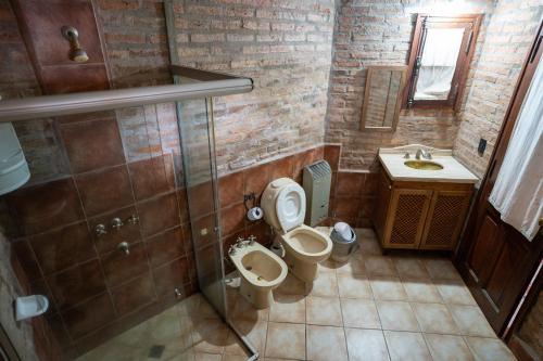 a bathroom with a toilet and a sink at Complejo Turistico Open Club in Paraná