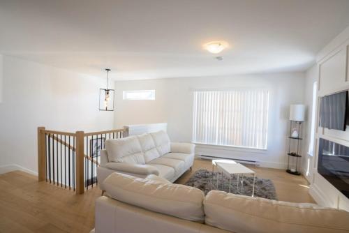 Posezení v ubytování Stylish, Modern 3BR in Moncton
