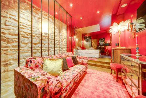 - un salon avec un canapé et une chambre dans l'établissement Love & Room SPA Week-End, à Paris