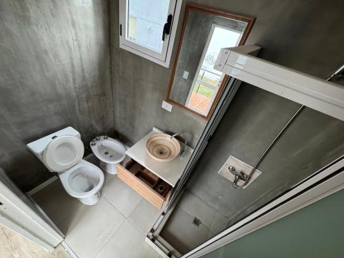 an overhead view of a bathroom with a toilet and a sink at Complejo Turistico Open Club in Paraná