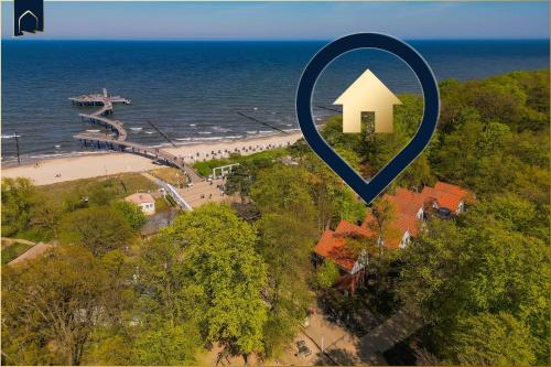 an overhead view of a beach with a house in a heart shape at Seeblick Leuchtturm in Ostseebad Koserow