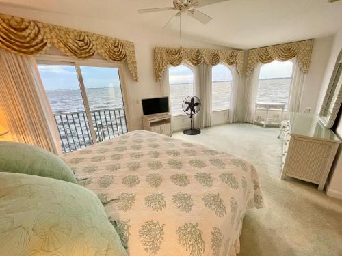 ジェンセン・ビーチにある3bd 3ba Riverfront, 1 month minのベッドがあり海が見える寝室