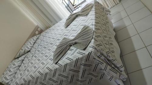 un letto con piumone bianco e nero di Flat Monte Castelo Gravatá - Apartamento 2 Quartos a Sairé