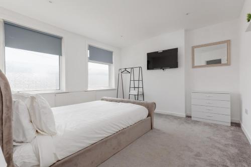 Katil atau katil-katil dalam bilik di Delightful family home with parking, 8 minutes to beach