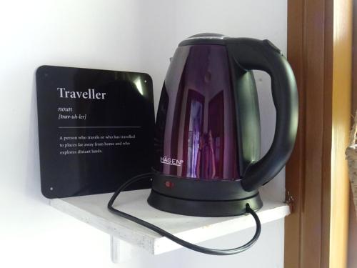 a tea kettle sitting on a shelf next to a box at La stanza di Campagna in Campiglia Marittima