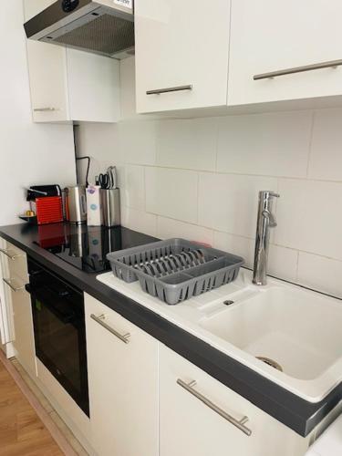 une cuisine avec un évier et un plan de travail dans l'établissement T2 