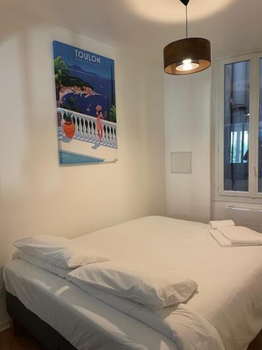 un lit dans une chambre avec un tableau sur le mur dans l'établissement T2 