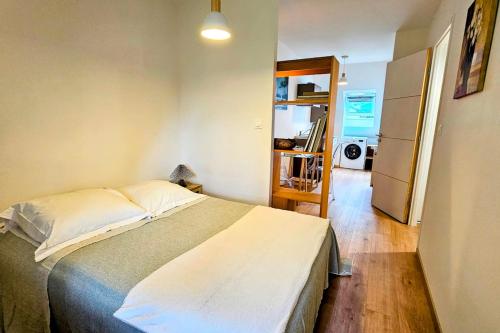 une chambre avec un grand lit dans une pièce dans l'établissement New studio 26 m with Wifi in Vannes, à Vannes