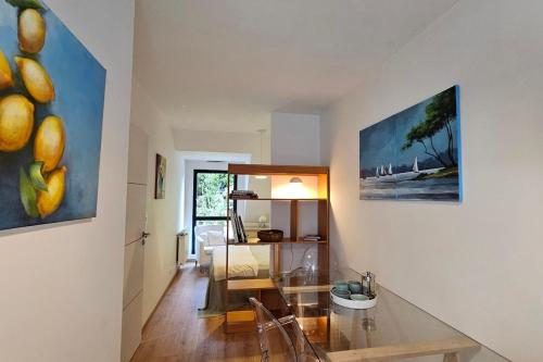 - un salon avec une table en verre et une peinture murale dans l'établissement New studio 26 m with Wifi in Vannes, à Vannes