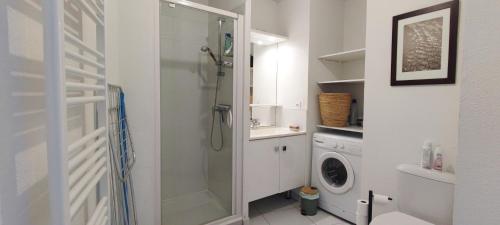 une salle de bain avec douche et machine à laver dans l'établissement Vivre le Bassin !, à La Teste-de-Buch
