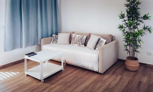 un soggiorno con un divano e un tavolo di Casa Min26 a Caleta De Fuste