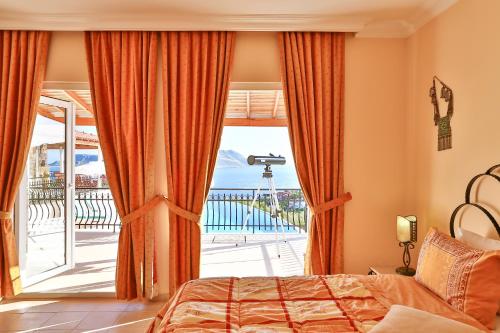 A bed or beds in a room at Villa Çınarlar