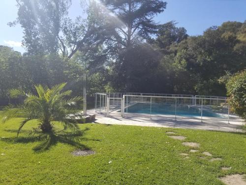 une clôture autour d'une piscine dans une cour dans l'établissement Studio de charme dans un ancien moulin à huile d'olive, à Cagnes-sur-Mer