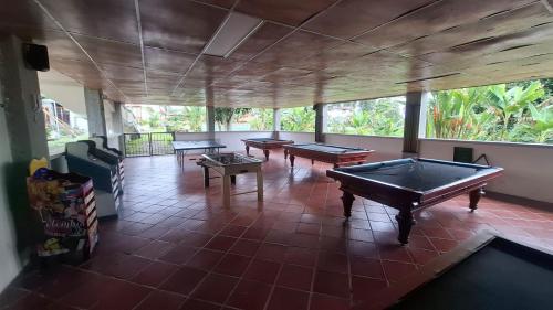 a room with four ping pong tables in it at Ecohotel Santa Barbara in Circasia