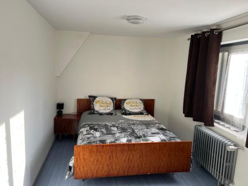 une chambre avec un lit dans une petite pièce dans l'établissement Appartement Asskaf, à Cambrai