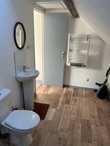 une salle de bain avec toilettes et lavabo dans l'établissement Appartement Asskaf, à Cambrai