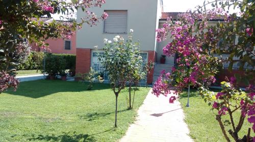 En trädgård utanför Villetta con Piscina