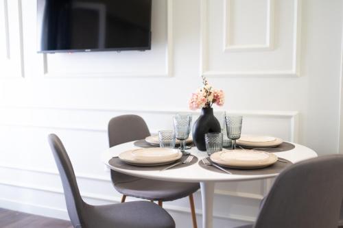 Μια τηλεόραση ή/και κέντρο ψυχαγωγίας στο Modern Rooms Exarchia