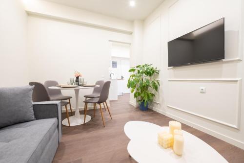 Μια τηλεόραση ή/και κέντρο ψυχαγωγίας στο Modern Rooms Exarchia