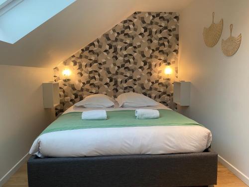 une chambre avec un grand lit avec deux oreillers dans l'établissement au Zen'Hit 10 Lille centre Grand Palais, à Lille