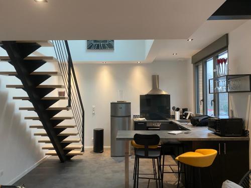 une cuisine avec un escalier en colimaçon dans une maison dans l'établissement au Zen'Hit 10 Lille centre Grand Palais, à Lille
