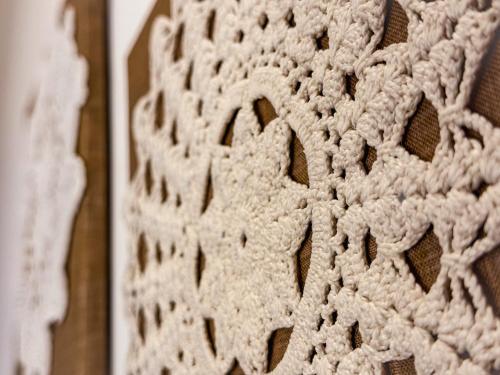 Un primer plano de un patrón de crochet en una pared. en Mantula Home By JDvacanze, en Manduria
