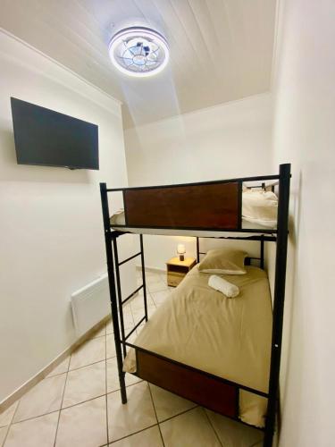 a bedroom with a bunk bed in a room at Villa Salve Maria, proche plage et centre ville, ménage et draps compris in Arcachon