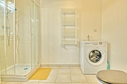 ムランにあるCharmant Appartement Terrasse Melun 25min Parisのバスルーム(洗濯機、シャワー付)