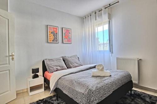 ムランにあるCharmant Appartement Terrasse Melun 25min Parisのベッドと窓のある寝室