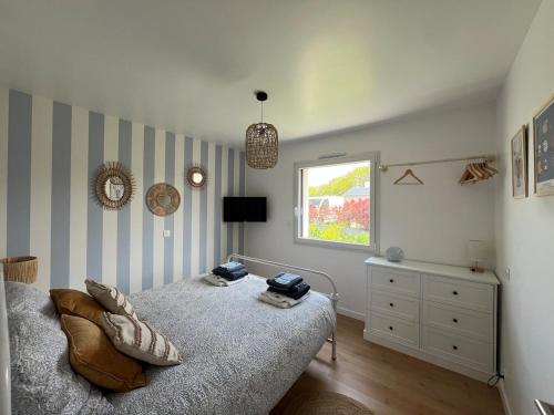 une chambre avec un lit et une fenêtre dans l'établissement l Orbinicaise, à Trémuson