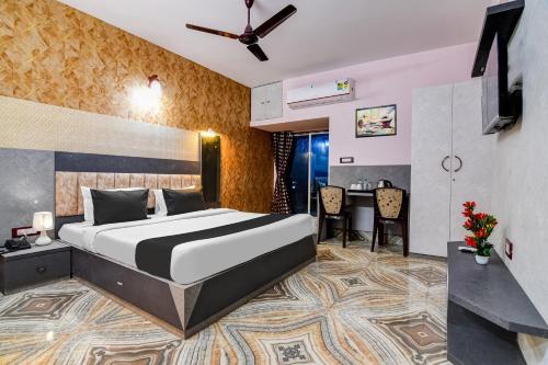 a hotel room with a bed and a desk at Hotel O Fifteen in Kolkata