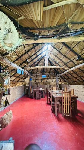 Un restaurante o sitio para comer en Hasthi Safari Cottage