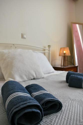 a bed with two blue towels on top of it at Calma House in Kanálion