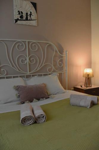 a bedroom with a bed with two towels on it at Calma House in Kanálion