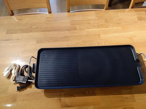 a cell phone and keys on a table at Somnus豊田 ペットOK 最大宿泊人数12名!1棟貸切の宿 in Toyota