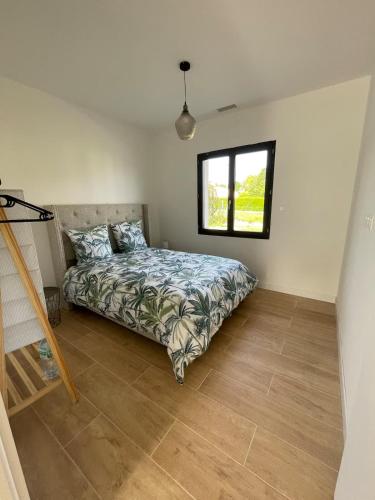 a bedroom with a bed and a window at Maison moderne avec Piscine in Creysse