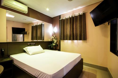 a bedroom with a large bed in a room at Motel Gaia Radial Leste in Sao Paulo