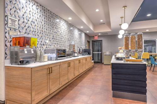 a restaurant with a counter with aasteryasteryasteryasteryasteryasteryasteryasteryastery at La Quinta by Wyndham Woodway - Waco South in Waco