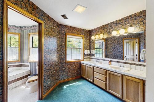 a bathroom with two sinks and a tub and a toilet at Estate @ Vista in McKinleyville