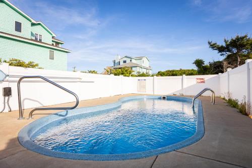 Kolam renang di atau dekat dengan Steps to Beach Heated Pool Hot Tub Pet Friendly
