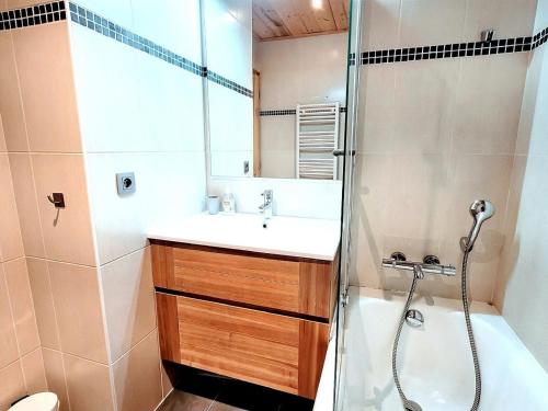 une salle de bain avec un lavabo et une douche dans l'établissement Appartement duplex 3 pièces près des pistes, jardin, terrasse, Wi-Fi, parking couvert - FR-1-598-80, aux Gets