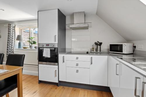 Η κουζίνα ή μικρή κουζίνα στο Cosy & Central Brockenhurst Flat, 2BR
