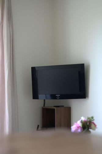 Una televisión o centro de entretenimiento en 't Gulpdal Hotel Voeren-Teuven