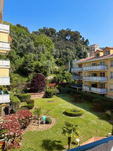 - un balcon offrant une vue sur le jardin dans l'établissement Appartement à la semaine, à Nice