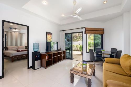 バーン・バンポーにあるBungalow Seaview Paradise villageのソファとテーブルのあるリビングルーム