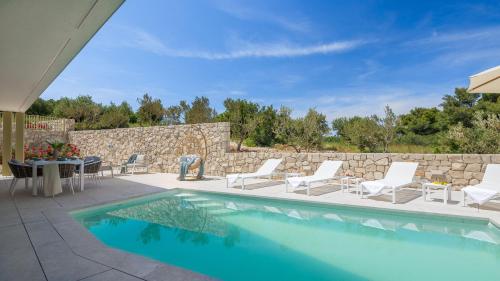 New Luxury Seaside Villa Sutivan Lemon Tree M With Heated Pool & Sea View & Parking