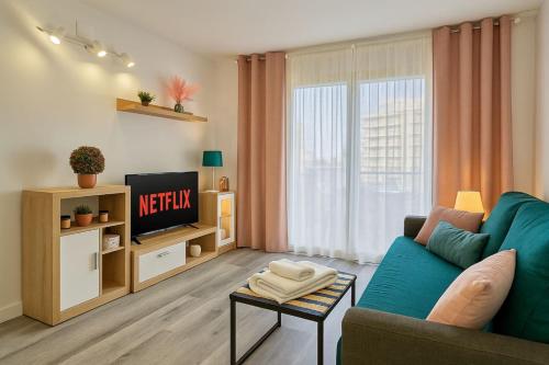 Cozy Flat with Wifi and Pool 5 min to beach