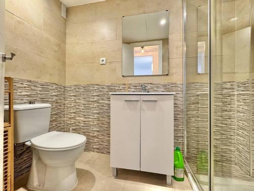 Cozy Flat with Wifi and Pool 5 min to beach